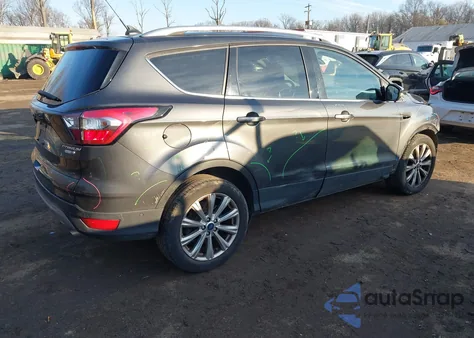 2018 Ford Escape Titanium z USA, uszkodzony, nr VIN 1FMCU9J96JUB97944